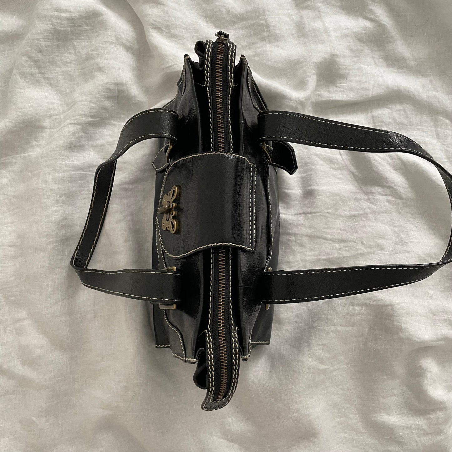 vintage anna sui black leather brassy hardware butterfly lock shoulder bag