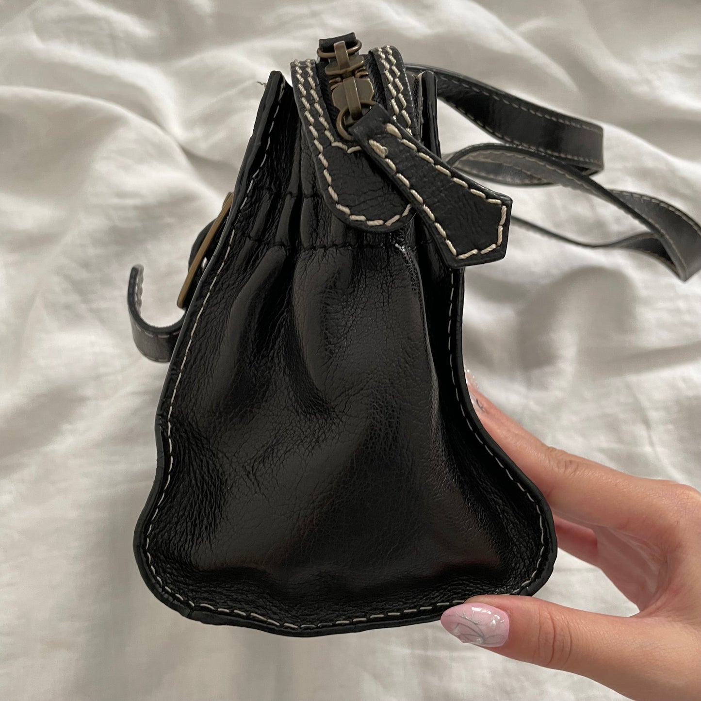 vintage anna sui black leather brassy hardware butterfly lock shoulder bag