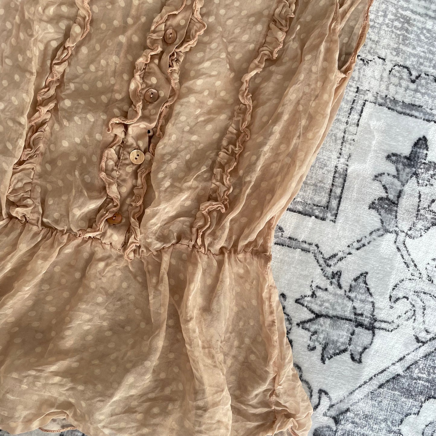 浪漫乡村风真丝混沌薄纱蜜桃色波点荷叶边法式短袖收口纽扣衬衫