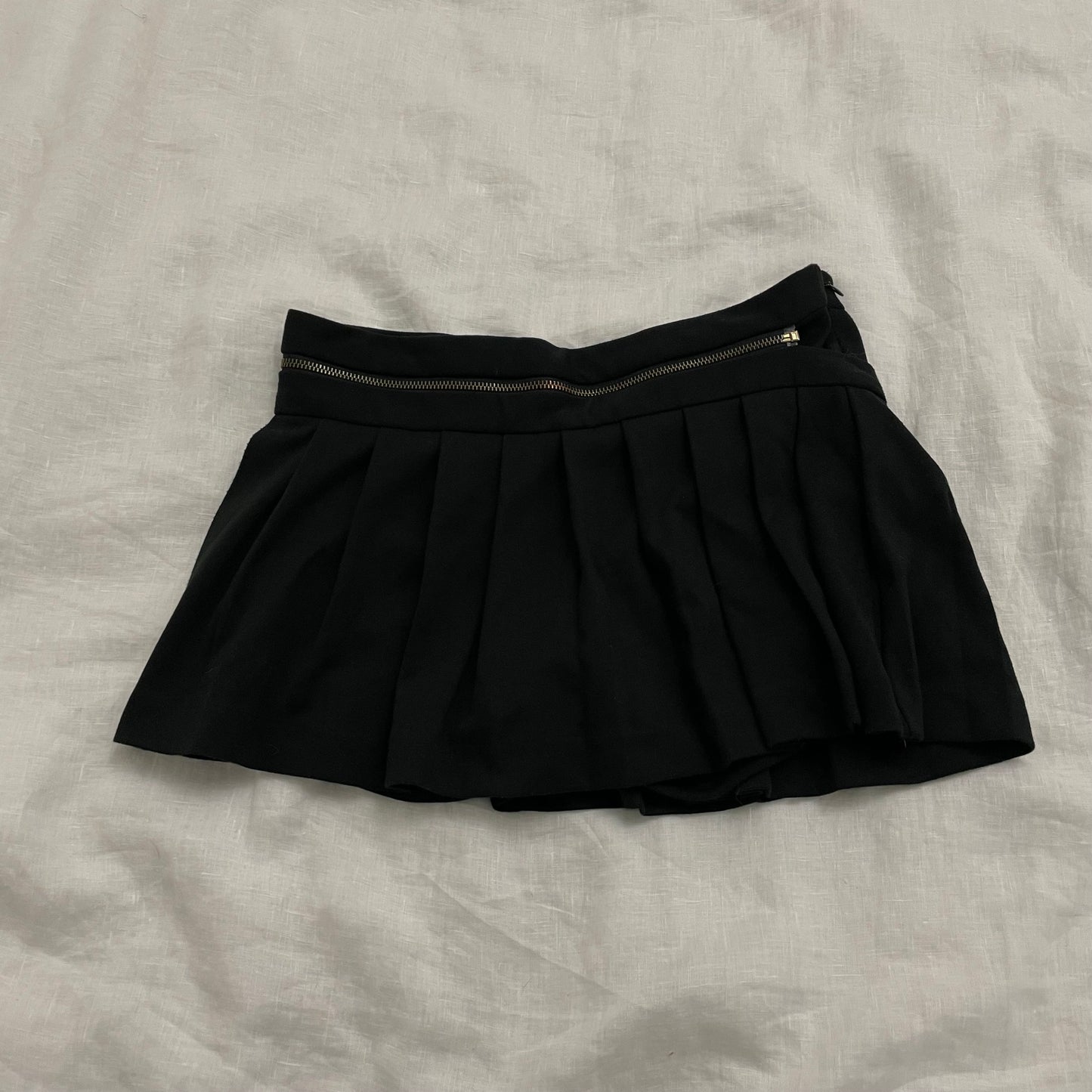 cecil mcbee black pleated mini skort with zip waist detail