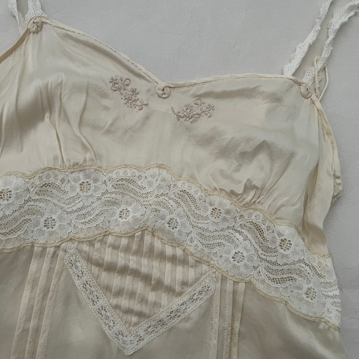 Jill Stuart Ivory Silk Blend Romantic Lace Pleat Cut Out Fitted Camisole