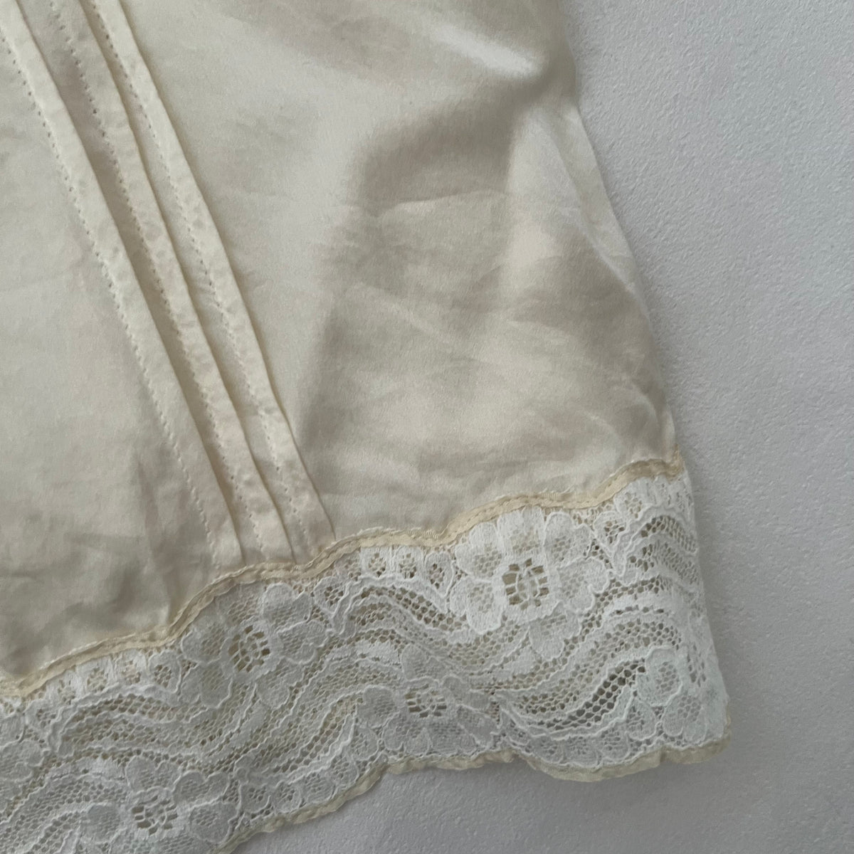 Jill Stuart Ivory Silk Blend Romantic Lace Pleat Cut Out Fitted Camisole
