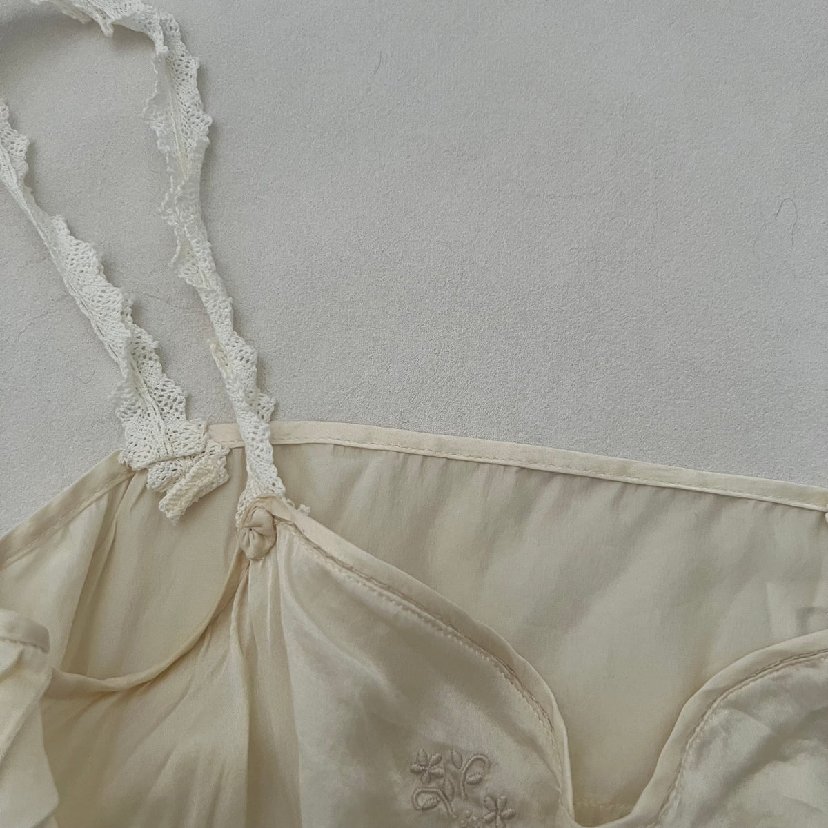 Jill Stuart Ivory Silk Blend Romantic Lace Pleat Cut Out Fitted Camisole