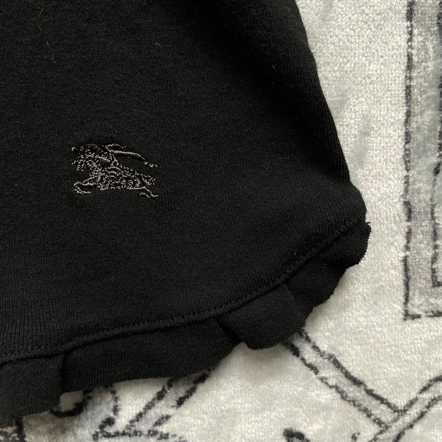 紧身Burberry蓝标黑色褶皱胸部半袖荷叶边下摆衬衫