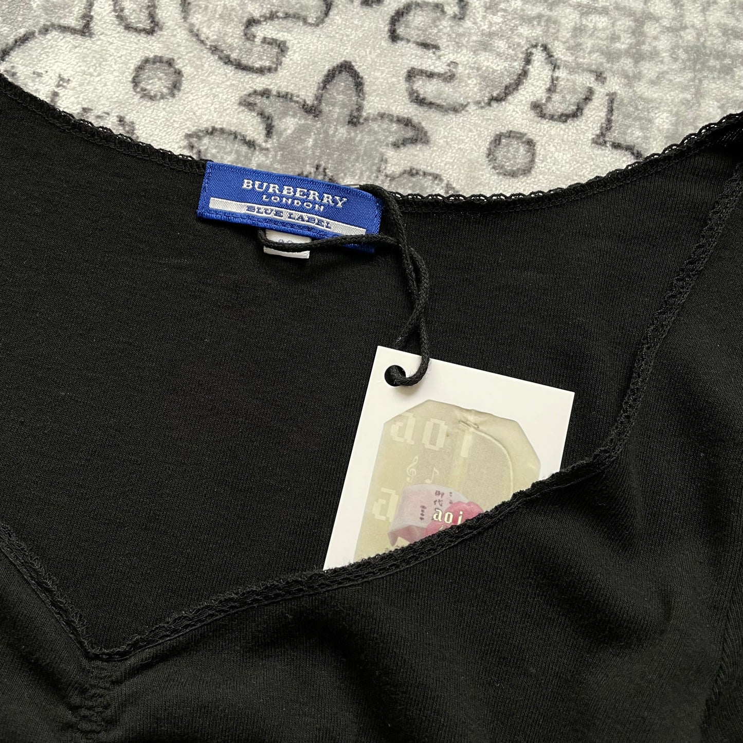 紧身Burberry蓝标黑色褶皱胸部半袖荷叶边下摆衬衫