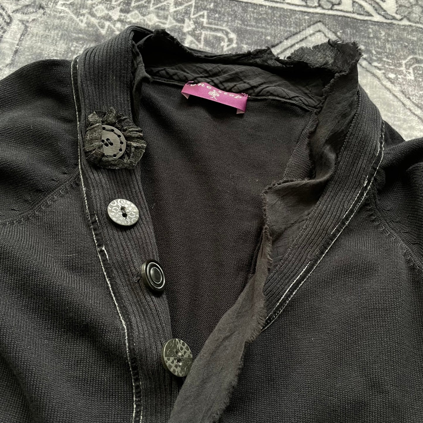 一步式黑色V领大纽扣装饰长袖开衫