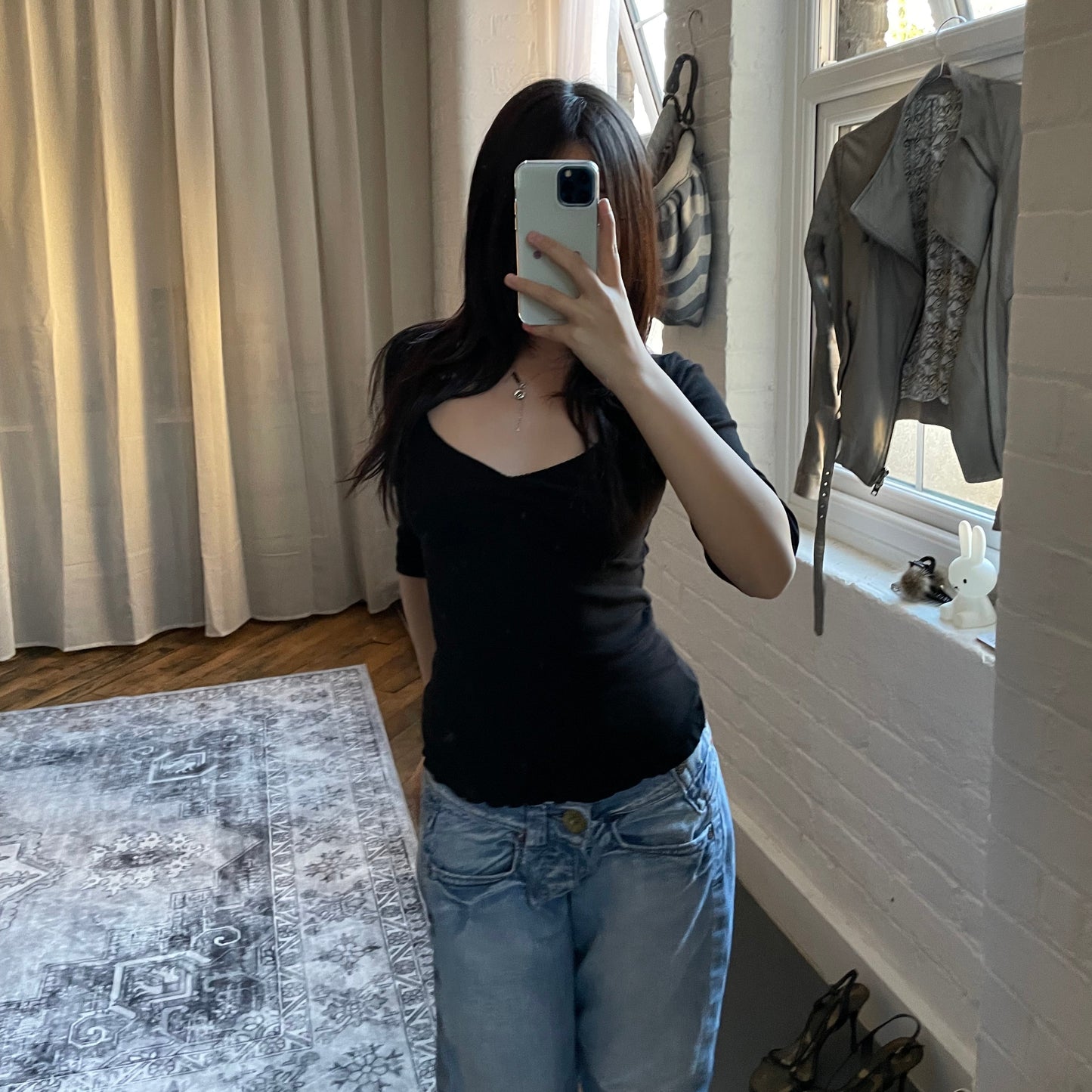 紧身Burberry蓝标黑色褶皱胸部半袖荷叶边下摆衬衫