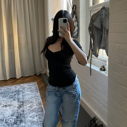 紧身Burberry蓝标黑色褶皱胸部半袖荷叶边下摆衬衫