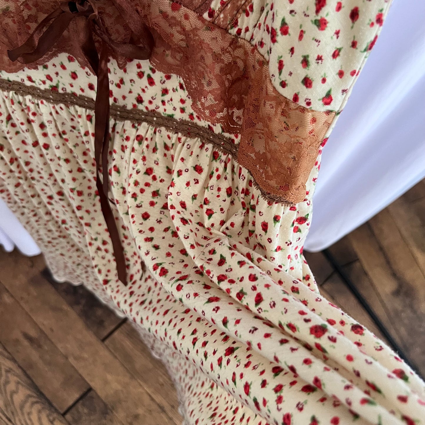 Axes Femmes Beige Floral Print Lace Trim Ribbon Milkmaid Dress