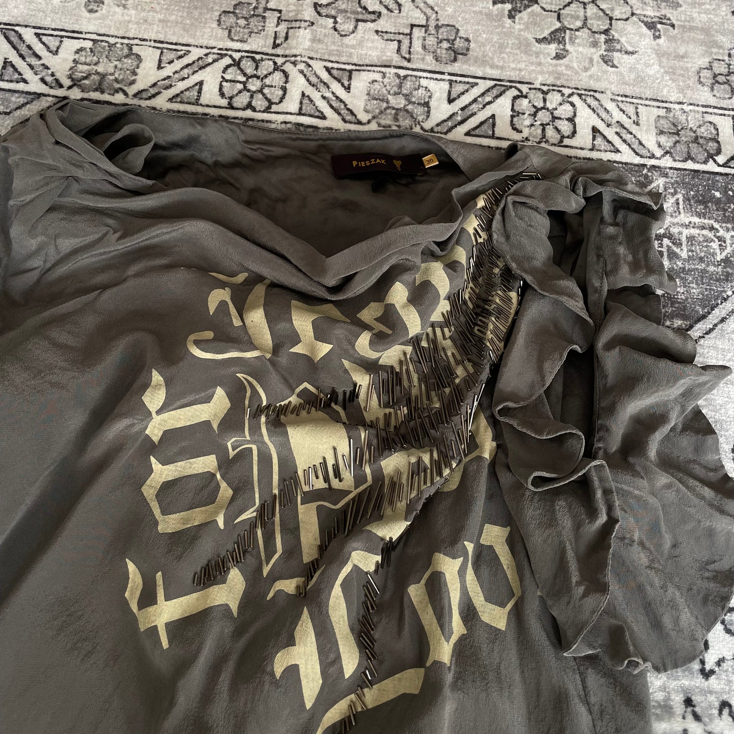 piezak 深灰色丝绸文字图案束腰上衣