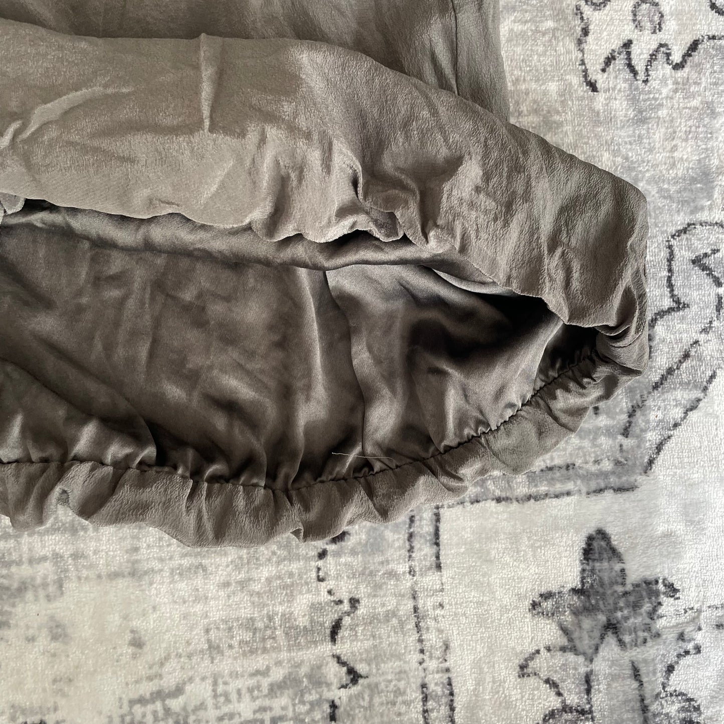 piezak 深灰色丝绸文字图案束腰上衣